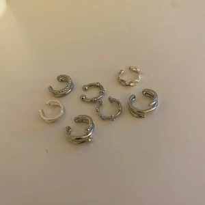 Örhängen  - 7st silver smycken till öronen som man själv placerar vart man vill ha dem✨💞