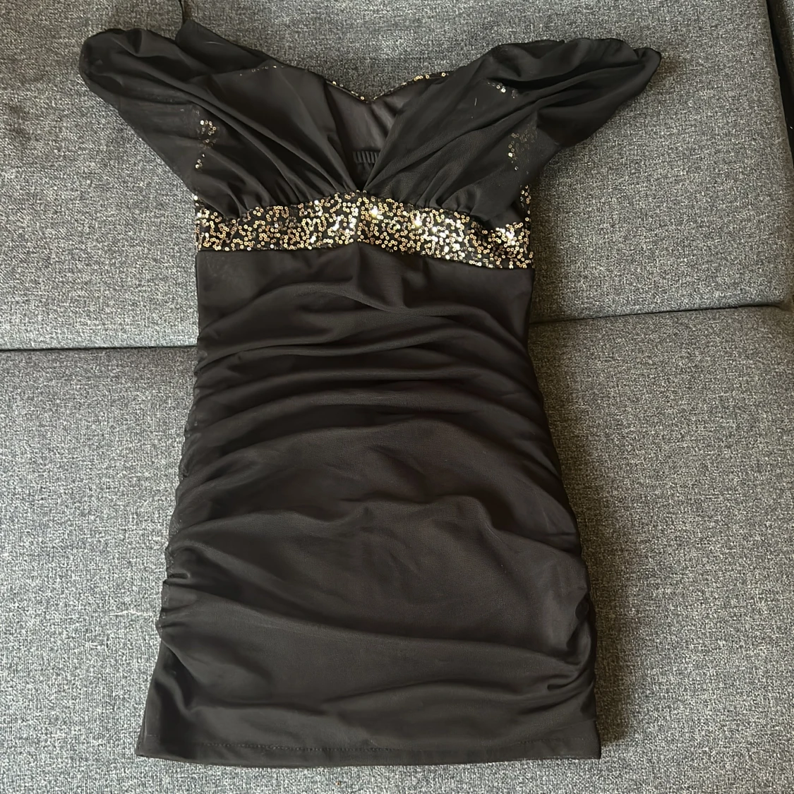 Svart klänning med paletter  - 91