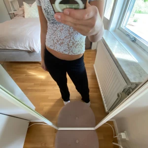 Svarta byxor - Ett par supersnygga kostymbyxor liknade byxor ifrån Nelly! Dom är super sköna men dom kommer inte till användning längre tyvärr.🖤