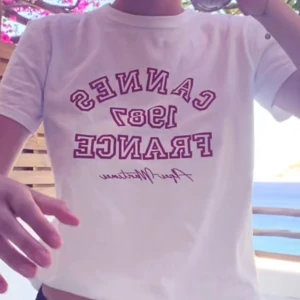 Cannes t-shirt - Cannes t-shirt från zara. Använd en gång (den på bilden) och säljer då den tyvärr inte kommer till användning för mig! Som nyskick och bra i storlek!☀️ pris kan diskuteras!
