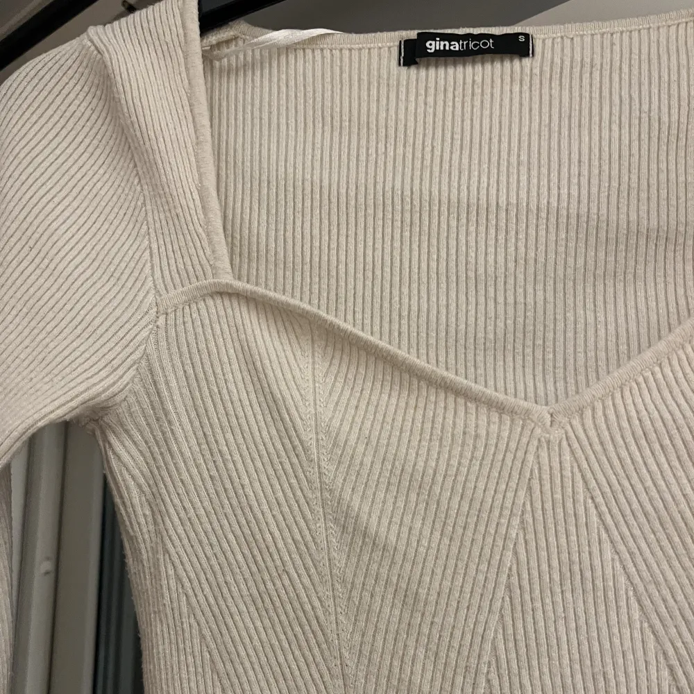 Säljer min fina tröja ifrån Gina i storlek S då den inte kommer till andvändning längre❣️ säljer den för 100kr 🤍. Blusar.