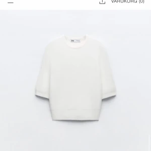 Trekvartsärmad vit tröja  - Säljer denna jätte fina vita stickade tröjan från zara eftersom den inte kommer till användning🤍🙌🏼