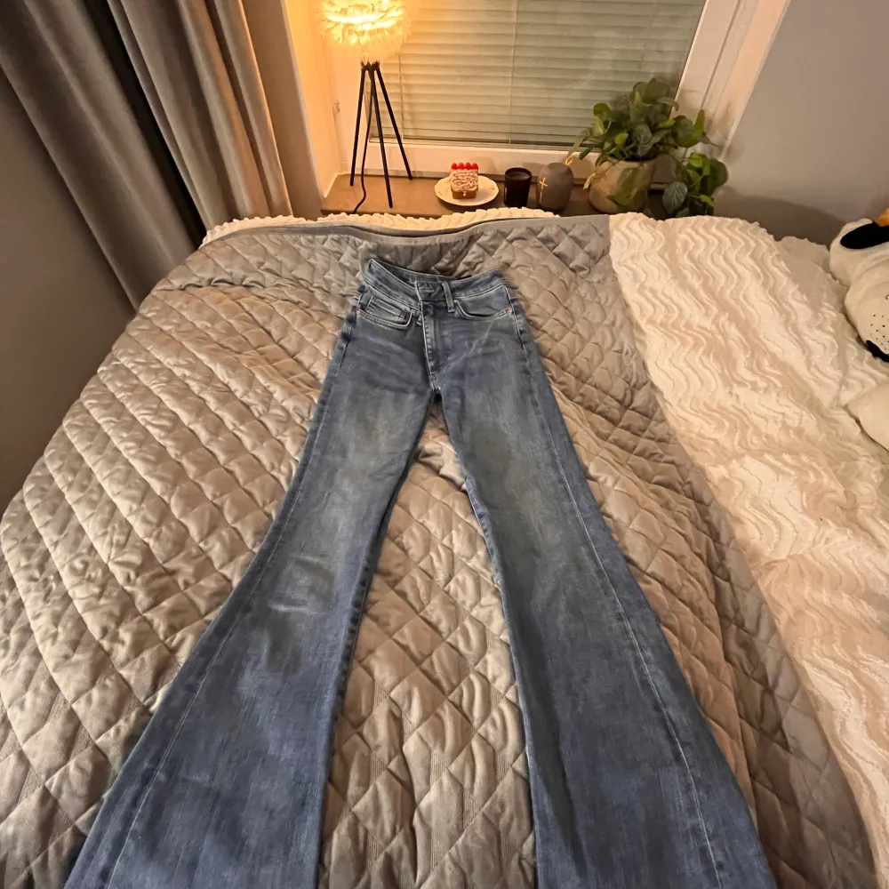 Säljer dessa super snygga lowaist bootcut jeans från bilbolaget. Gammal modell så tror nt att d går att hitta längre🫶 storlek S, säljer pga för korta(jag e 175) skriv om intresserade! Pris diskuterbart, köpt för 499?. Jeans & Byxor.
