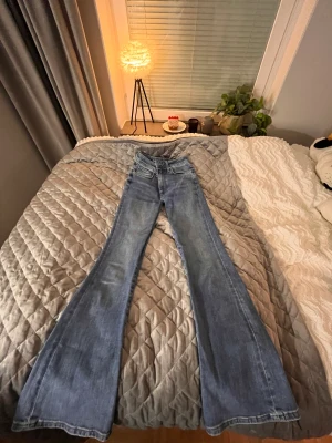 Bootcut jeans - Säljer dessa super snygga lowaist bootcut jeans från bilbolaget. Gammal modell så tror nt att d går att hitta längre🫶 storlek S, säljer pga för korta(jag e 175) skriv om intresserade! Pris diskuterbart, köpt för 499?