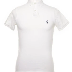 Ralph Lauren piké  - Riktigt snygg raffe piké utan några missfärgningar och fläckar för endast 300kr. Den är i riktigt bra skick🙌🏻