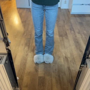 Gråa utsvängda jeans - Säljer ett par gråa, lågmidjade,  utsvängda jeans från Gina Young i storlek 164 pga att de är för stora för mig  Jeansen är knappt använda o därav o mycket bra skick 