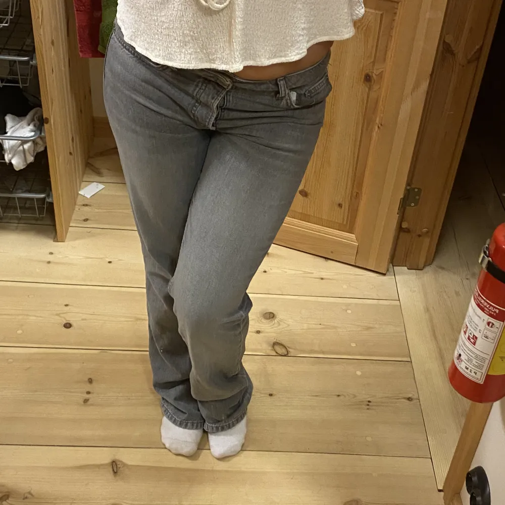 Super snygga grå jeans från lager157! Sparsamt använda och säljer pga att de är för stora.. Jeans & Byxor.