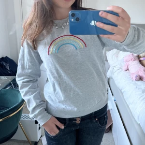 Sweatshirt! - Snygg sweatshirt med fint broderi på bröstet!