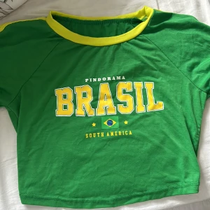 Cropped tee Brazil - En kroppad tshirt passar XS och S beroende på hur man vill den ska sitta