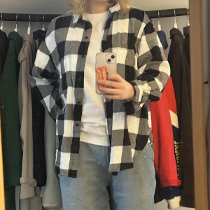Rutig skjorta - Skön och fin skjorta från H&M, i princip oanvänd, säljer då den inte kommer till användning