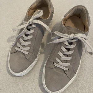 Sneakers rizzo - Säljer mina sneakers i mocka från märket Rizzo, storlek 39. De är varsamt använda och i fint skick.  Nypris ca 1200 kr 