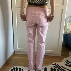 Rosa Jeans - Världens finaste lågmidjade rosa jeans😍🌸 Skitsnygg passform - lite baggy och utsvängda⭐️