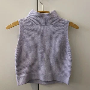 Stickat linne - Såå fint stickat linne med halv polokrage från Zara! Säljer pga att den inte kommer till användning längre. 💘 Dubbelkolla gärna med mig innan du trycker på köp nu! 💓