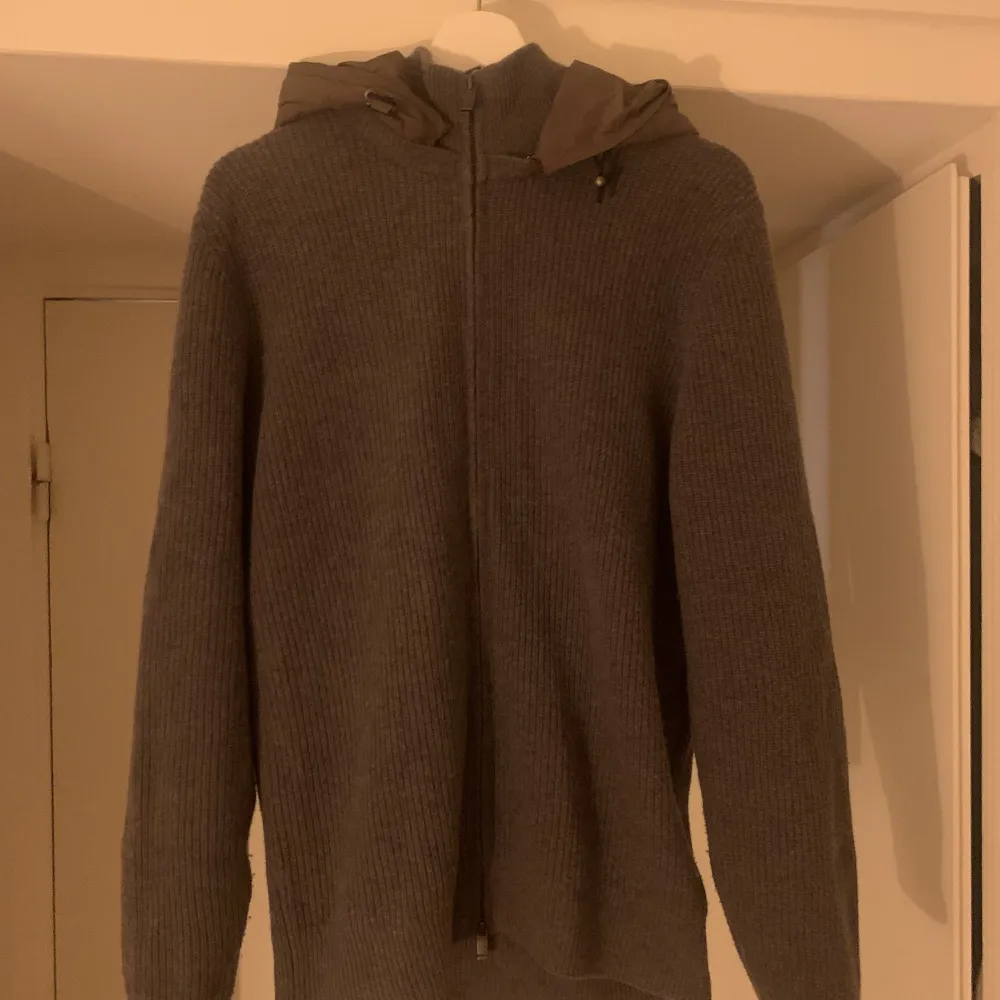 Slutsåld Massimo dutti cardigan i fint skick, använd endast fem gånger! Nypris 1200kr. Storlek L men passar mig som vanligtvis har M.. Jackor.