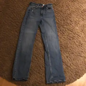 Ett par väldigt snygga bootcut jeans från hm som tyvärr är för små! Kosta 300 ny pris men dem e andvänd ett par gnr så a