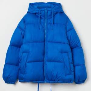 Säljer nu min jacka då den inte kommer till användning längre. Använd förra vintern men den är i fint skick.  Köparen står för frakten, priset kan diskuteras. 