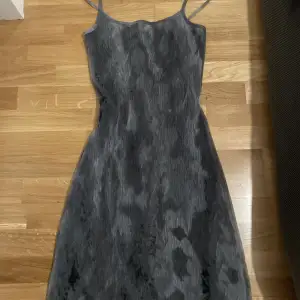 Så fin klänning i fint skick❤️  Längd: 80cm
