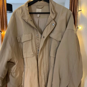 Snygg Jacka - Snygg H&M jacka från en äldre kollektion, i bra skick använd bara några gånger