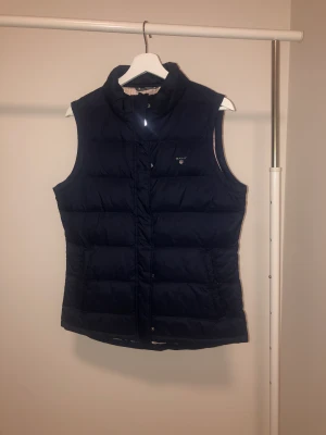 Gant väst  - En fin mörkblå Gant väst i nytt skick. Passar dig som har stolek 176 men även dig som har storlek xs/s🎀