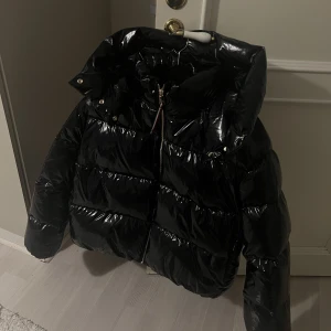 Tommy hilfiger jacka - Strl XL men skulle säga att storleken motsvarar M  Mörkblå/svart  Aldrig använd