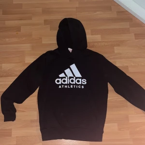 Adidas Athletics Hoodie - En adidas hoodie för killar. Aningen urtvättad.