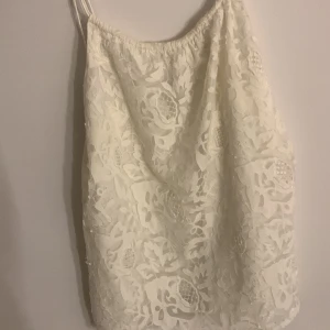linne med spetsmönster - Kostade 249 kr. Bra skick, använd några få gånger, går att ha till kjol och byxor. Banden är inte justerbara men de passar bra ändå! Det är ett linne som är mjukt och man märker knappt av det! Det har även utgått från sortimentet Vill bli av med den❤️