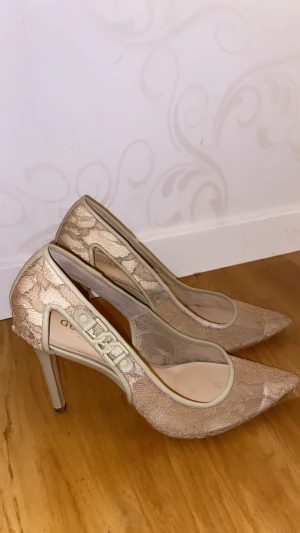 Guess klackar  - Guess klackar ordinarie pris 1400kr. 