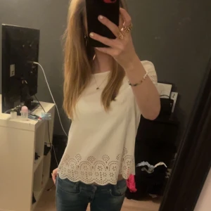 Vit spets tröja - Säljer denna fina vita tröja med as söta detaljer! Inga defeker