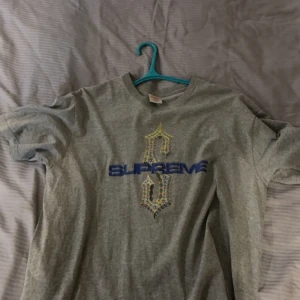 Supreme t-shirt - Supreme t-shirt i storlek M, kan säkert leta fram kvitto om så önskas 
