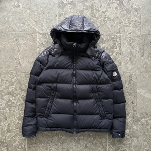 Moncler chevalier - Säljer denna grymt schssta moncler chevalier, storlek 4/L. Finns en del skador tyvärr, därav priset (nypris 16000kr).  Skicka privat om du vill ha bilder på skadorna. Hörs!