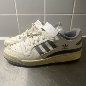 Adidas forum low - Säljer mina otroligt snygga adidas forum low’s, pga för små. Ville så gärna att de skulle passa så använda några gånger. Kmr självklart tvättas noggrant innan post. Nypris kring 900kr.
