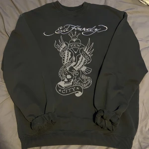 Ed hardy tröja  - Svart ed hardy tröja i storlek S, men den sitter som en M. Helt ny, använd 2 gånger. Säljer då den inte är min stil. Köparen står för frakten!