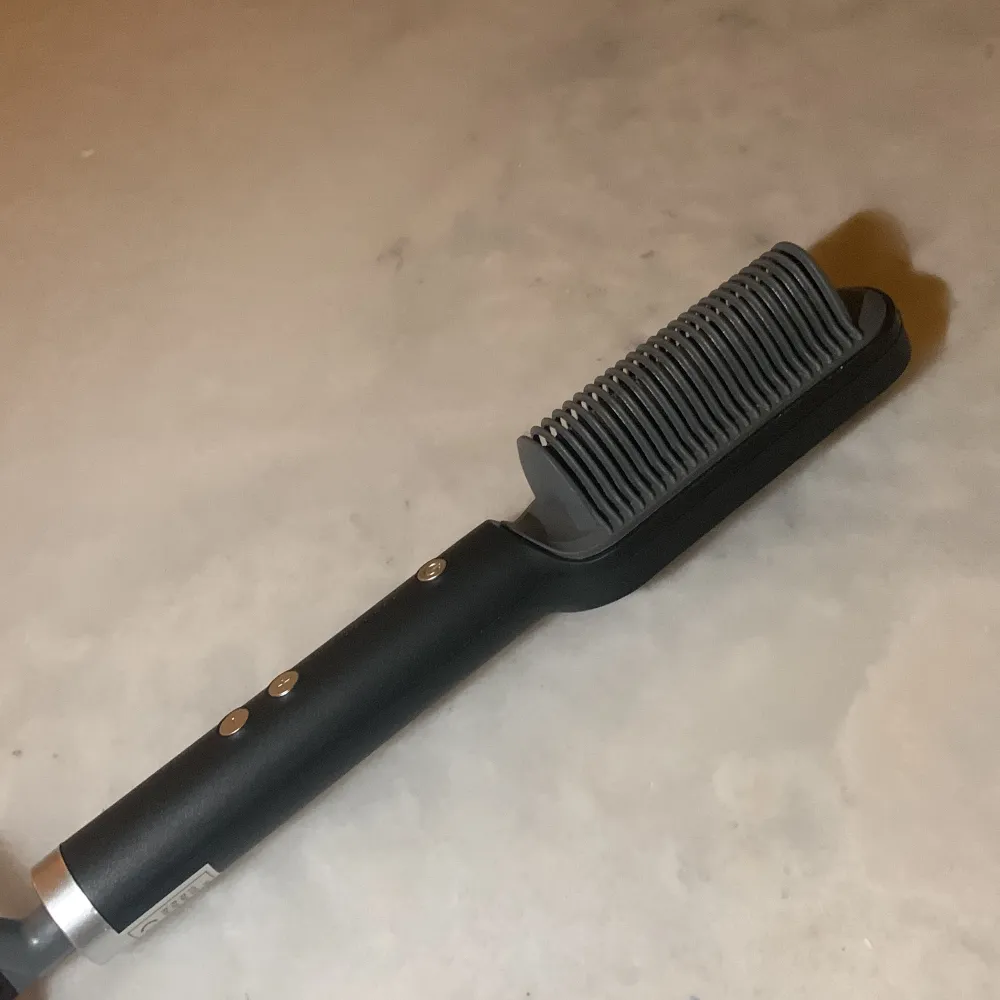 hej! säljer min straight comb då den inte längre kommer till användning. tar en liten stund för den att bli varm, annars fungerar den jättebra.. Muu.