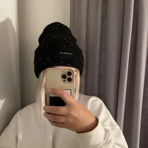 Mössa - Svart mössa med vita prickar från hm, endast testad🖤