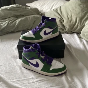 Jordan 1 incredibel hulk - Säljer nu mina feta jordans då jag har tröttnat på dom, dom är inprincip i nyskick och har inte använts mycket. Nypris ligger runt 3000