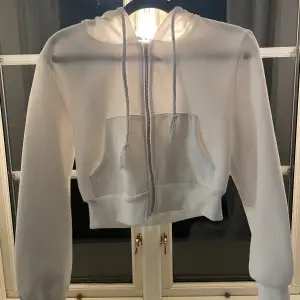 Säljer denna vita hoodietröjan med dragkedja. Den används inte och kolla in profilen efter fler plagg!💖