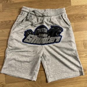 Trapstar shorts - Trapstar Shooters shorts. Riktigt sköna och mjuka att ha på sig. Dessa är oanvända med tagsen kvar på. Skriv vid funderingar.
