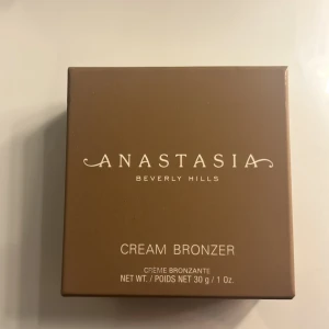 Anastasia bronser - Säljer denna anastasia bronser då ja råkade köpa fel färg, endast testad 1 gång 🩷 köpt för 355 