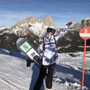 Dope jacka  - Säljer min fina dope jacka. Använd endast 1 vecka förra året.  BRA skick! Pris kan diskuteras!  Är de svarta byxorna också intressanta så får du dem på köpet☺️