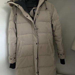 Canada Goose Shelbourne storlek S - Använd men i väldigt gott skick, muddarna är hela och kemtvättad förra säsongen.  Fin beige färg! 