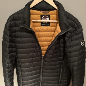 Colmar Mens Down Jacket 1279R - Jacka från Colmar. Använd ett fåtal gånger och är i väldigt fint skick, ser nästan ut som ny. Storlek 50, passar M/L. Modell: Colmar Mens Down Jacket 1279R, 