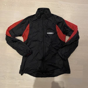 Vintage windbreaker - Svart och röd vintage vindbreaker i storlek M som är i toppskick. 