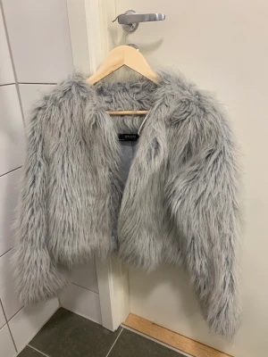 Pälsjacka  - Fusk päls jacka, storlek L men själv har jag s så den är lite oversized. Säljs pga att den inte får användning. Kan skickas via post men köparen står för frakten.