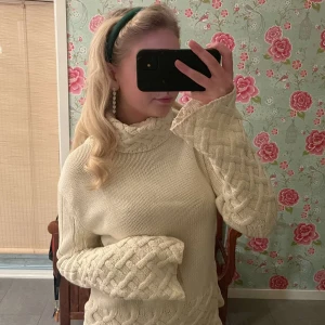 Stickad tröja - Säljer min krämvita stickade tröja med mönster i armarna o kragen, varm och jätte skön