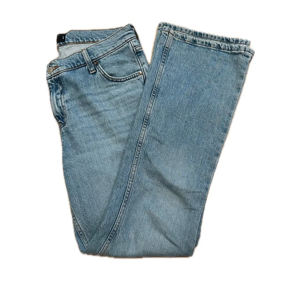 Ljusblå jeans med lätt utsvänga ben, ASOS passar mig som är S-M i midjan och längd 32 !  Som nytt skick. Jeans & Byxor.