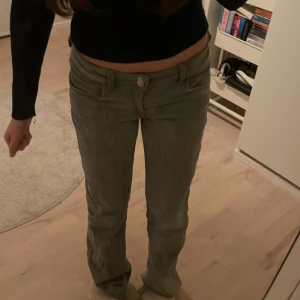 Lågmidjade jeans - Lågmidjade jeans från Gina tricot som är för stora för mig💓 hade passat en 34/36 och jag är 160!