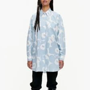 Marimekko skjorta  - Skjorta med unikkomönster, ”Norkko pieni unikko 2”. Använd men fint skick, inget att anmärka på. Storlek M (mått armhåla-armhåla: 70 cm). 100 % bomull. Nypris: 2250 kr. Säljer för 1300 kr inkl. frakt.