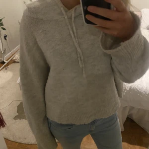 Stickad hoodie!  - Säljer denna jätte fina tröja knappt använd💕