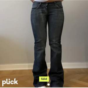 Säljer dessa snygga mörkblåa jeans från ONLY, innebenlängd är 90 cm och måttet runt midjan 40 cm. Långa på mig som är 175