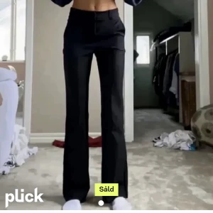 Kostymbyxor  - Den första bilden är lånad!  Säljer dessa svarta kostymbyxor från Bik Bok. Dom är i väldigt bra skick men säljer tyvärr för dem inte passar längre. 